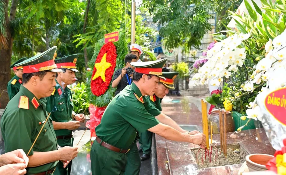 Tư lệnh Quân khu 7 động viên lực lượng tìm kiếm hài cốt liệt sĩ tại Công viên Lê Thị Riêng Tư lệnh Quân khu 7 động viên lực lượng tìm kiếm hài cốt liệt sĩ tại Công viên Lê Thị Riêng