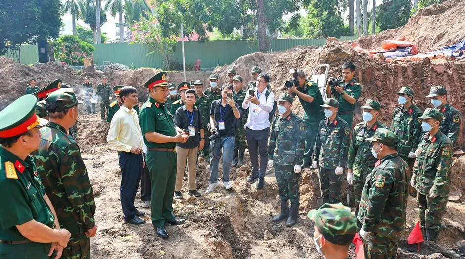 Tư lệnh Quân khu 7 động viên lực lượng tìm kiếm hài cốt liệt sĩ tại Công viên Lê Thị Riêng Tư lệnh Quân khu 7 động viên lực lượng tìm kiếm hài cốt liệt sĩ tại Công viên Lê Thị Riêng