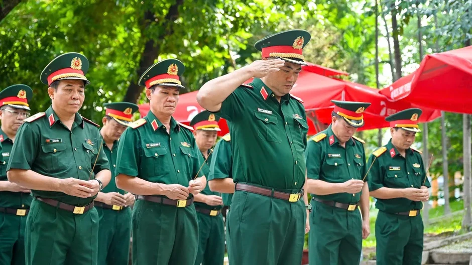 Tư lệnh Quân khu 7 động viên lực lượng tìm kiếm hài cốt liệt sĩ tại Công viên Lê Thị Riêng Tư lệnh Quân khu 7 động viên lực lượng tìm kiếm hài cốt liệt sĩ tại Công viên Lê Thị Riêng
