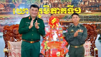 Tư lệnh Quân khu 7 thăm chúc Tết cổ truyền Chol Chnam Thmay tại Campuchia