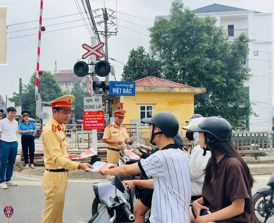 Từ ngày 15/5, ô-tô vượt tín hiệu cảnh báo tại đường sắt bị phạt tới 20 triệu đồng Từ ngày 15/5, ô-tô vượt tín hiệu cảnh báo tại đường sắt bị phạt tới 20 triệu đồng
