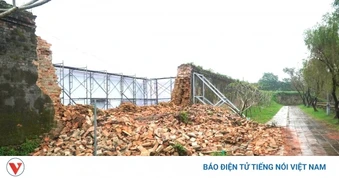 Tu sửa đoạn tường Hoàng thành Huế bị sập