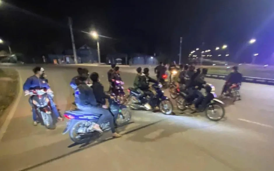 Tụ tập phóng nhanh, vượt ẩu, 13 thanh thiếu niên bị xử lý Tụ tập phóng nhanh, vượt ẩu, 13 thanh thiếu niên bị xử lý