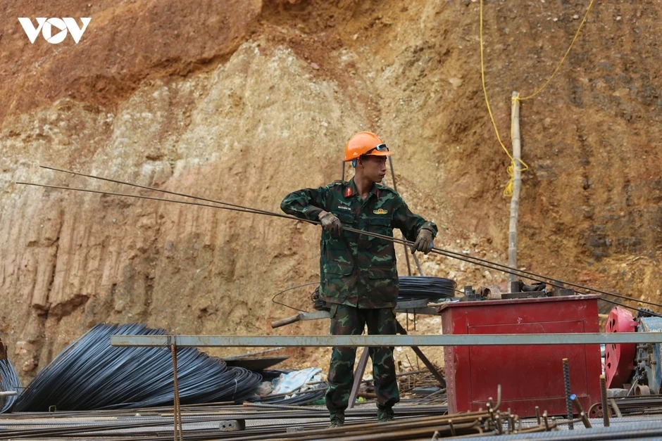 Từ thao trường đến công trường xây dựng trường học Từ thao trường đến công trường xây dựng trường học