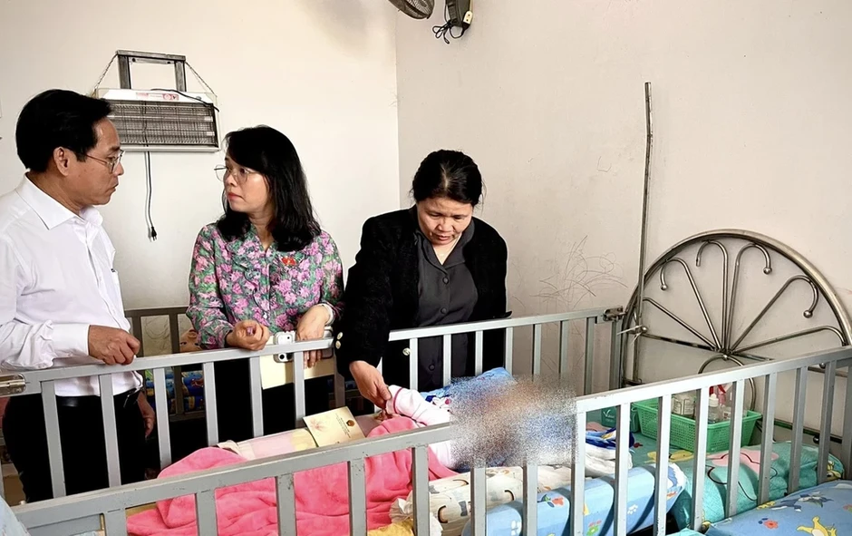 Từ thùng giấy sau nhà tang lễ đến câu chuyện của hai đứa trẻ bị bỏ rơi
