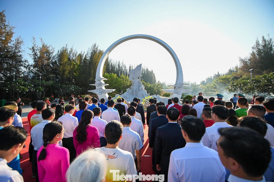 Từ Tượng đài tưởng niệm Chiến sĩ Gạc Ma, những vòng tròn nhân lên lòng yêu nước Từ Tượng đài tưởng niệm Chiến sĩ Gạc Ma, những vòng tròn nhân lên lòng yêu nước