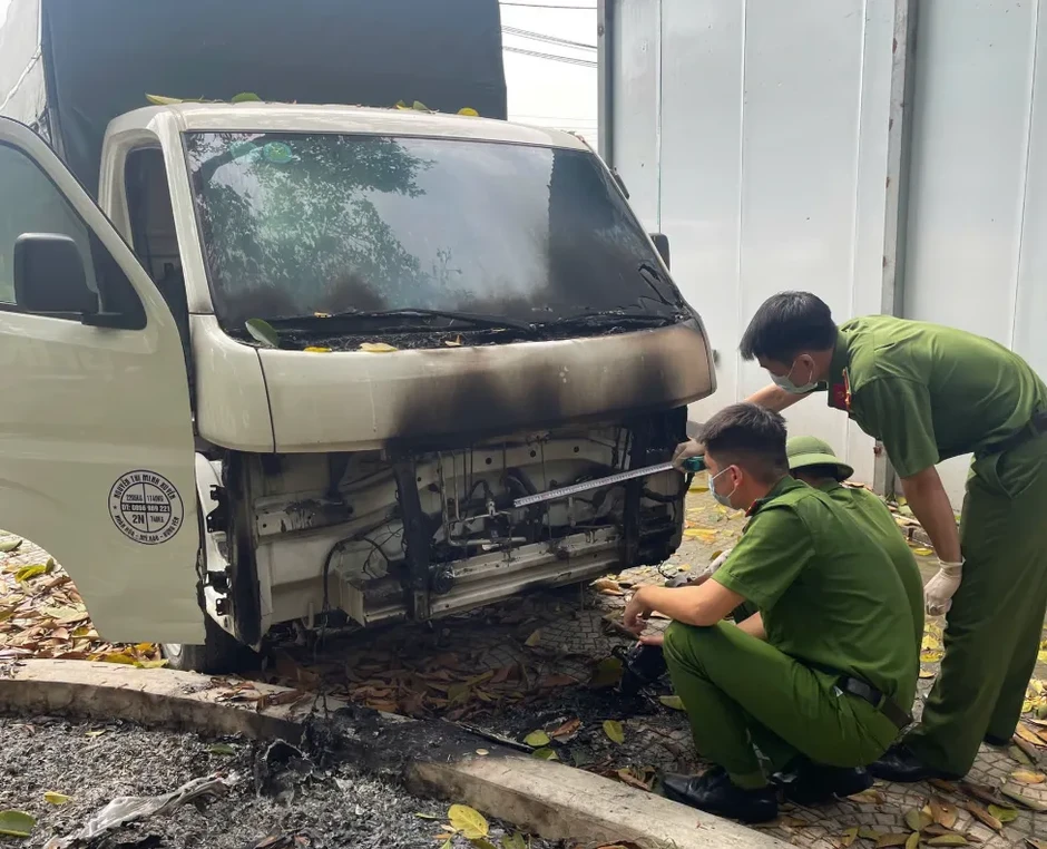 Tự ý đấu nối, độ chế hệ thống điện trên ô tô: Nguy cơ tiềm ẩn dẫn đến cháy xe