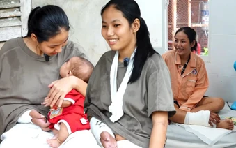 Từng gây chấn động với ca ghép bàn tay đứt lìa vào chân khi đang mang song thai, cuộc sống hiện tại của người mẹ đơn thân giờ ra sao?