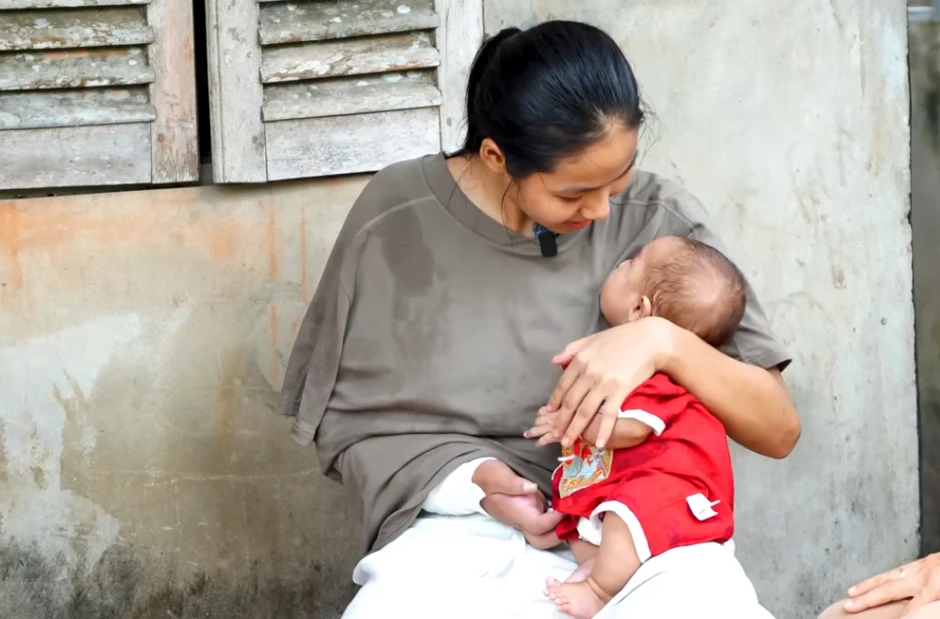 Từng gây chấn động với ca ghép bàn tay đứt lìa vào chân khi đang mang song thai, cuộc sống hiện tại của người mẹ đơn thân giờ ra sao? Từng gây chấn động với ca ghép bàn tay đứt lìa vào chân khi đang mang song thai, cuộc sống hiện tại của người mẹ đơn thân giờ ra sao?