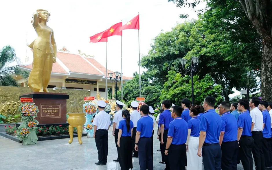 Tuổi trẻ Binh đoàn 20 tri ân các Anh hùng liệt sĩ, người có công tại Long Đất Tuổi trẻ Binh đoàn 20 tri ân các Anh hùng liệt sĩ, người có công tại Long Đất