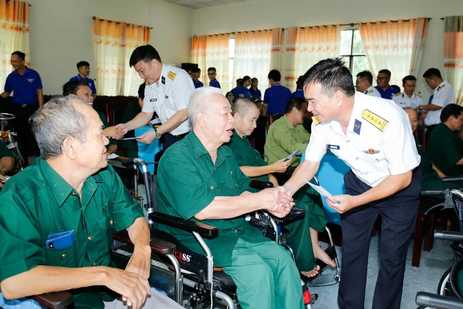 Tuổi trẻ Binh đoàn 20 tri ân các Anh hùng liệt sĩ, người có công tại Long Đất Tuổi trẻ Binh đoàn 20 tri ân các Anh hùng liệt sĩ, người có công tại Long Đất