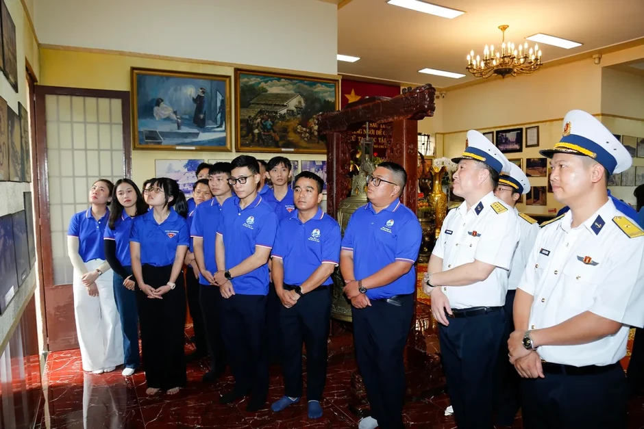 Tuổi trẻ Binh đoàn 20 tri ân các Anh hùng liệt sĩ, người có công tại Long Đất Tuổi trẻ Binh đoàn 20 tri ân các Anh hùng liệt sĩ, người có công tại Long Đất