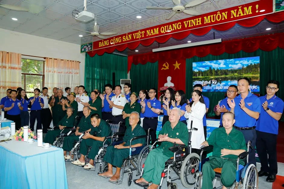 Tuổi trẻ Binh đoàn 20 tri ân các Anh hùng liệt sĩ, người có công tại Long Đất Tuổi trẻ Binh đoàn 20 tri ân các Anh hùng liệt sĩ, người có công tại Long Đất