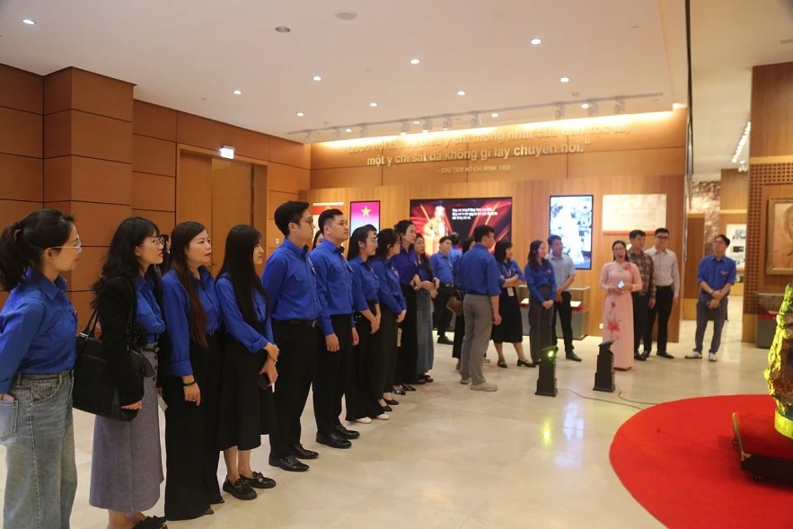 Tuổi trẻ Bộ Tài chính tham quan Nhà Quốc hội, hướng tới kỳ bầu cử Quốc hội khóa XVI Tuổi trẻ Bộ Tài chính tham quan Nhà Quốc hội, hướng tới kỳ bầu cử Quốc hội khóa XVI