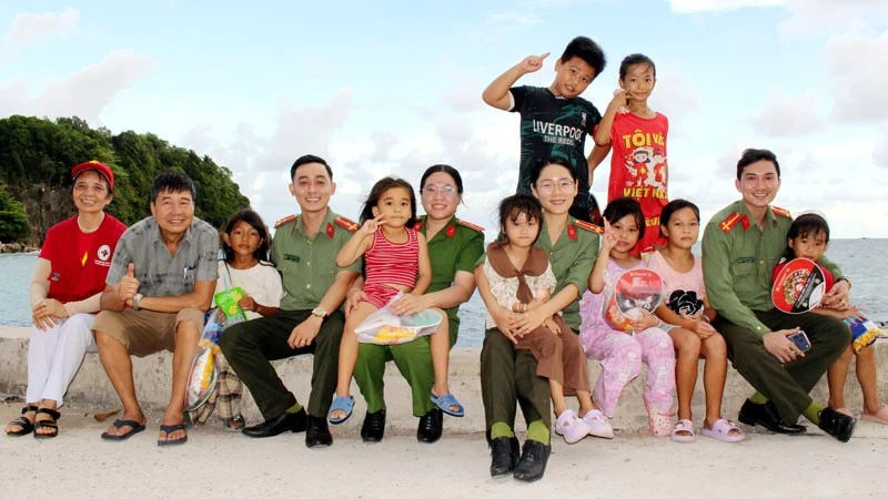 Tuổi trẻ Công an An Giang mang nghĩa tình về với biển đảo Tuổi trẻ Công an An Giang mang nghĩa tình về với biển đảo