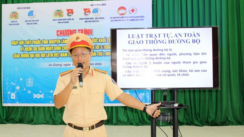 Tuổi trẻ Công an An Giang mang nghĩa tình về với biển đảo Tuổi trẻ Công an An Giang mang nghĩa tình về với biển đảo