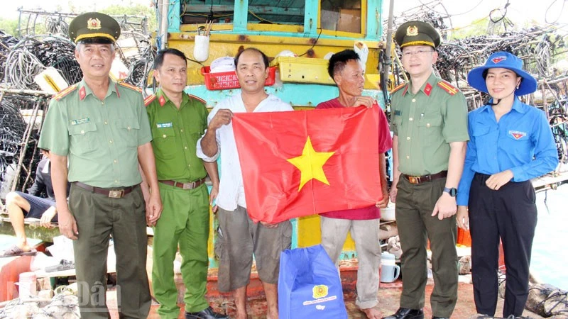 Tuổi trẻ Công an An Giang mang nghĩa tình về với biển đảo Tuổi trẻ Công an An Giang mang nghĩa tình về với biển đảo