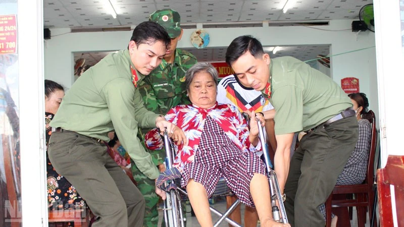 Tuổi trẻ Công an An Giang mang nghĩa tình về với biển đảo Tuổi trẻ Công an An Giang mang nghĩa tình về với biển đảo