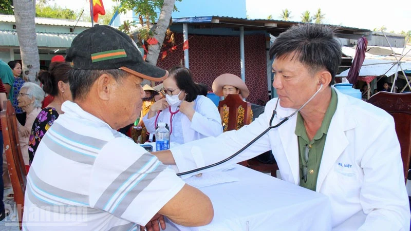 Tuổi trẻ Công an An Giang mang nghĩa tình về với biển đảo Tuổi trẻ Công an An Giang mang nghĩa tình về với biển đảo