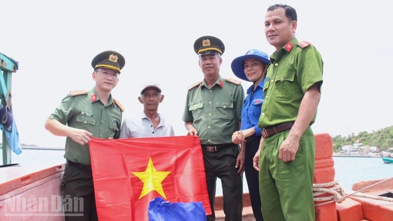 Tuổi trẻ Công an An Giang mang nghĩa tình về với biển đảo Tuổi trẻ Công an An Giang mang nghĩa tình về với biển đảo