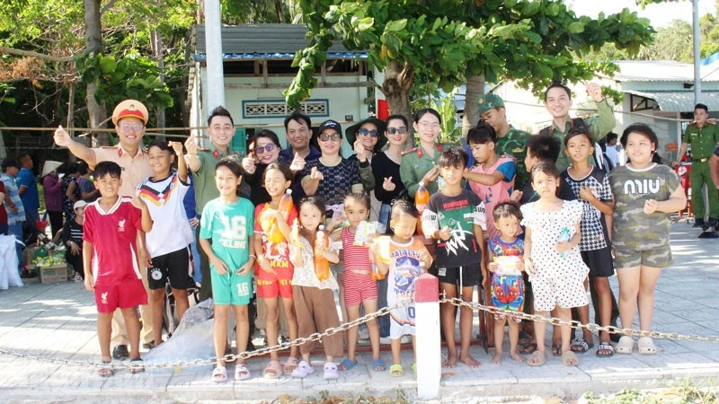 Tuổi trẻ Công an An Giang mang nghĩa tình về với biển đảo Tuổi trẻ Công an An Giang mang nghĩa tình về với biển đảo