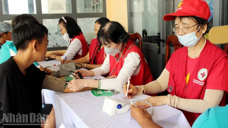 Tuổi trẻ Công an An Giang mang nghĩa tình về với biển đảo Tuổi trẻ Công an An Giang mang nghĩa tình về với biển đảo