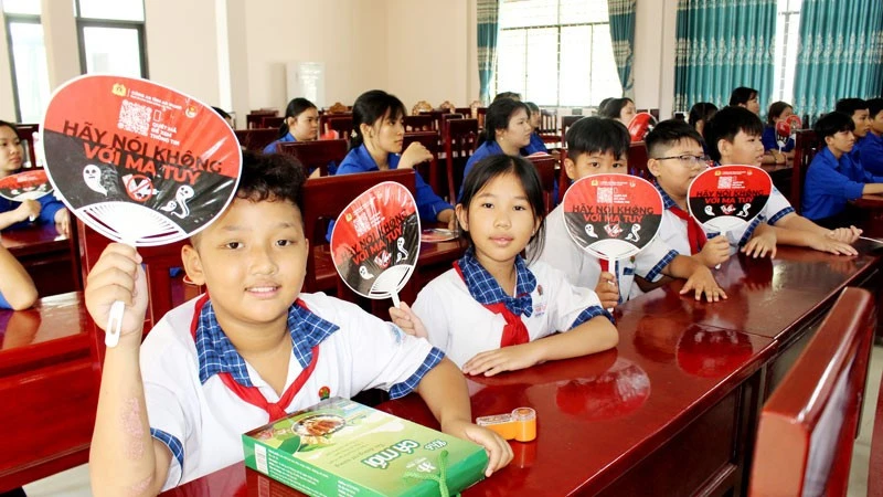 Tuổi trẻ Công an An Giang mang nghĩa tình về với biển đảo Tuổi trẻ Công an An Giang mang nghĩa tình về với biển đảo