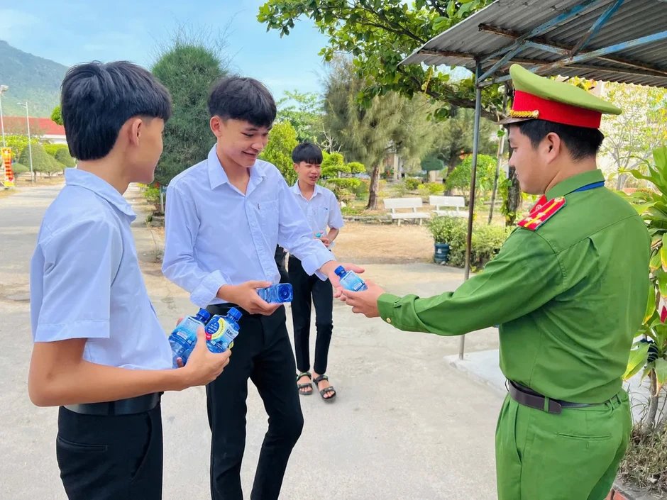 Tuổi trẻ Công an Khánh Hòa triển khai chương trình "Tiếp sức mùa thi" tại 59 điểm thi tuyển sinh lớp 10 Tuổi trẻ Công an Khánh Hòa triển khai chương trình "Tiếp sức mùa thi" tại 59 điểm thi tuyển sinh lớp 10