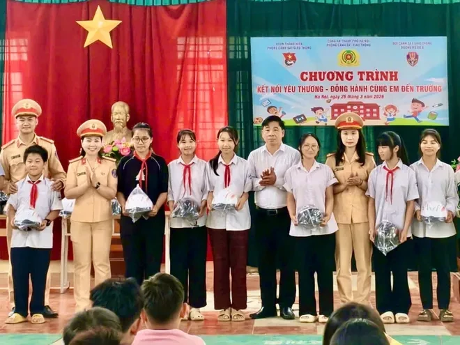 Tuổi trẻ CSGT Thủ đô phổ biến kiến thức an toàn giao thông đến học sinh dân tộc Dao