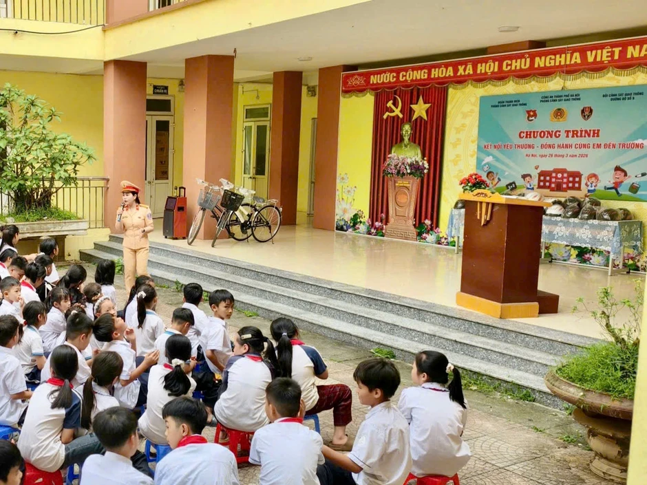 Tuổi trẻ CSGT Thủ đô phổ biến kiến thức an toàn giao thông đến học sinh dân tộc Dao