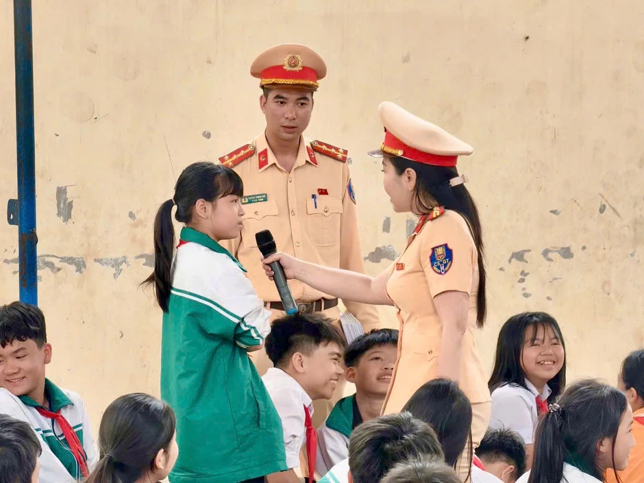 Tuổi trẻ CSGT Thủ đô phổ biến kiến thức an toàn giao thông đến học sinh dân tộc Dao