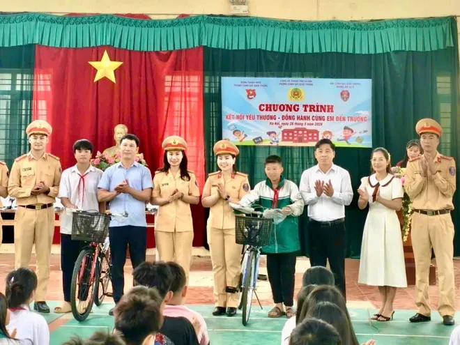 Tuổi trẻ CSGT Thủ đô phổ biến kiến thức an toàn giao thông đến học sinh dân tộc Dao