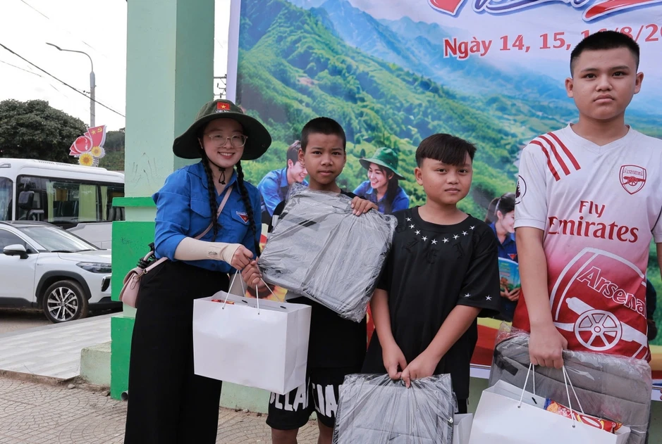 Tuổi trẻ Đà Nẵng hưởng ứng chiến dịch 30 ngày đêm hỗ trợ các xã biên giới Tuổi trẻ Đà Nẵng hưởng ứng chiến dịch 30 ngày đêm hỗ trợ các xã biên giới