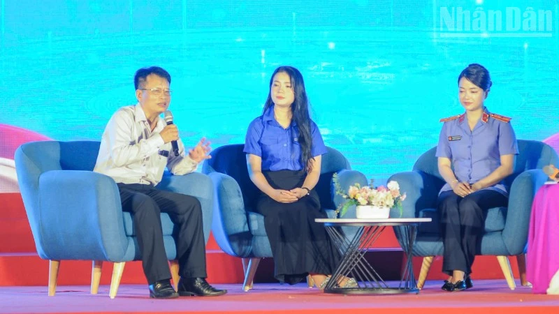 Tuổi trẻ Đà Nẵng rạng ngời trong cơn mưa bất chợt, thắp sáng lý tưởng làm theo lời Bác Tuổi trẻ Đà Nẵng rạng ngời trong cơn mưa bất chợt, thắp sáng lý tưởng làm theo lời Bác