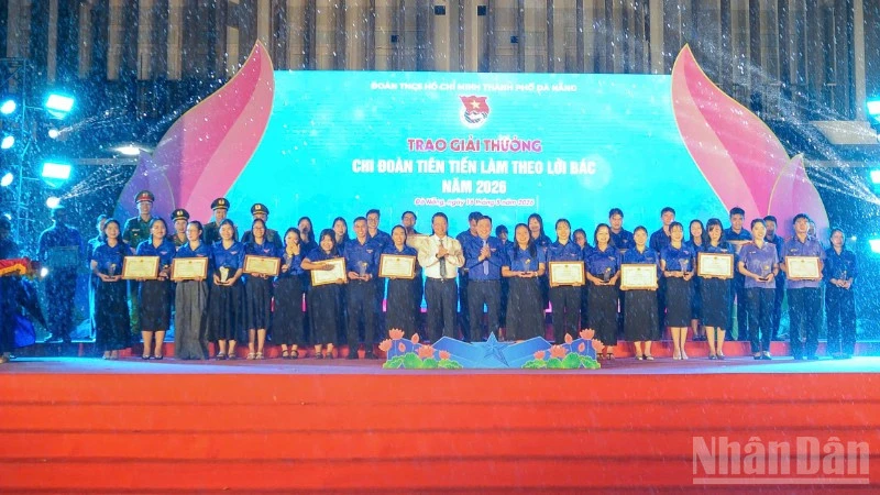 Tuổi trẻ Đà Nẵng rạng ngời trong cơn mưa bất chợt, thắp sáng lý tưởng làm theo lời Bác Tuổi trẻ Đà Nẵng rạng ngời trong cơn mưa bất chợt, thắp sáng lý tưởng làm theo lời Bác