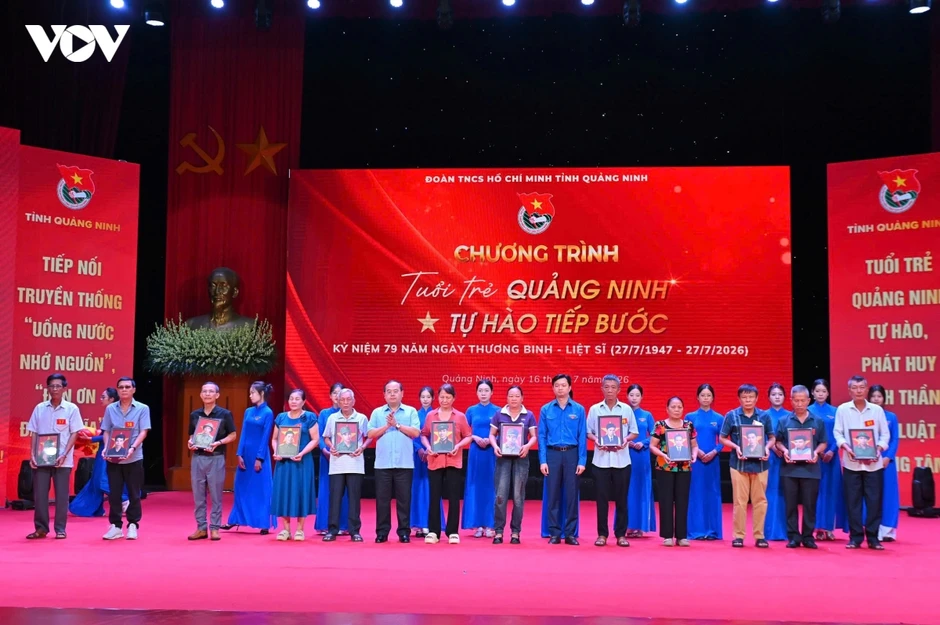 Tuổi trẻ Quảng Ninh trao hơn 170 ảnh phục dựng chân dung liệt sĩ cho thân nhân Tuổi trẻ Quảng Ninh trao hơn 170 ảnh phục dựng chân dung liệt sĩ cho thân nhân