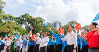 Tuổi trẻ TP.HCM chào cờ và phát động hành trình 'Tôi yêu Tổ quốc tôi'