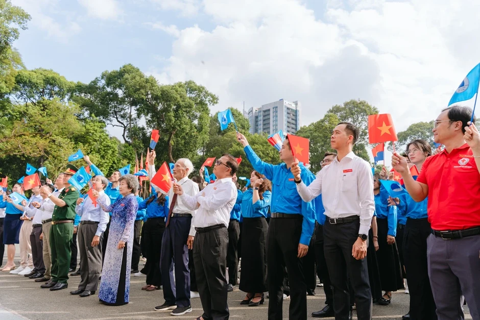Tuổi trẻ TP.HCM chào cờ và phát động hành trình 'Tôi yêu Tổ quốc tôi' Tuổi trẻ TP.HCM chào cờ và phát động hành trình 'Tôi yêu Tổ quốc tôi'