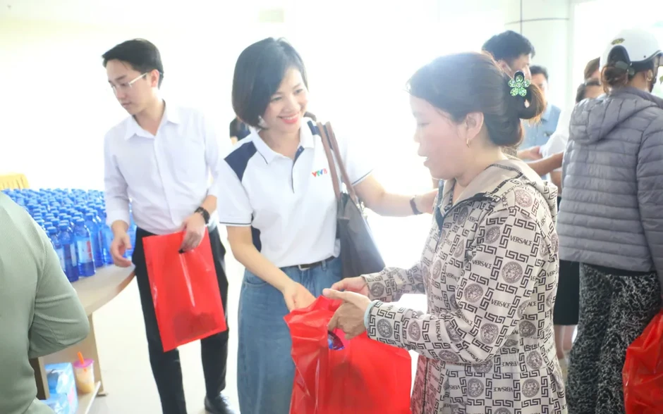 Tuổi trẻ VTV hỗ trợ bệnh nhân khó khăn tại Huế Tuổi trẻ VTV hỗ trợ bệnh nhân khó khăn tại Huế