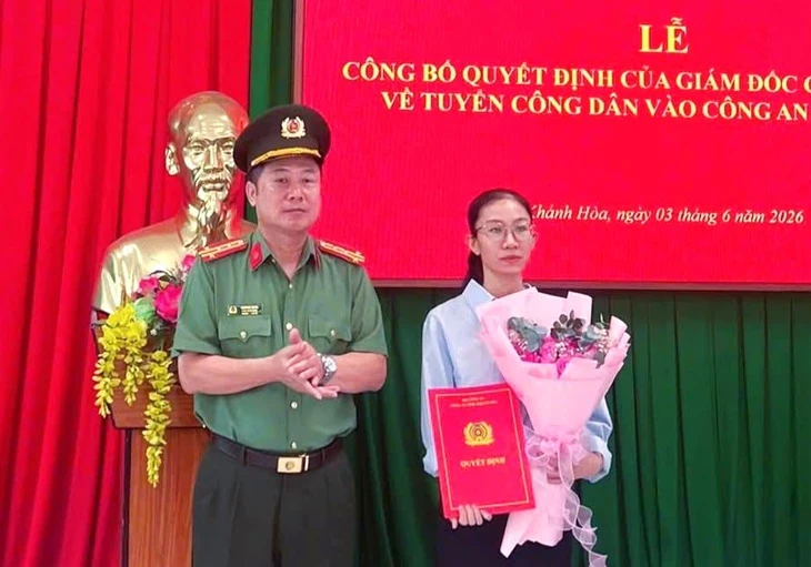 Tuyển dụng vợ của thiếu tá hy sinh trong lúc chống 'cát tặc' ở Khánh Hòa vào làm công an xã Tuyển dụng vợ của thiếu tá hy sinh trong lúc chống 'cát tặc' ở Khánh Hòa vào làm công an xã