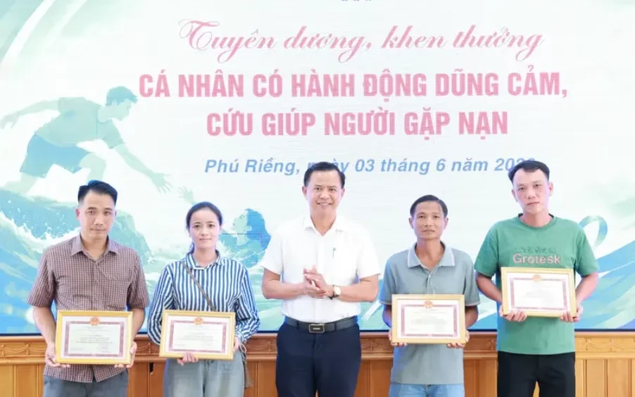 Tuyên dương 5 công dân cứu người giữa dòng nước xiết trong đêm mưa lớn