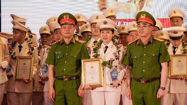 Tuyên dương 80 tấm gương tiêu biểu lực lượng Cảnh sát Quản lý hành chính về trật tự xã hội Tuyên dương 80 tấm gương tiêu biểu lực lượng Cảnh sát Quản lý hành chính về trật tự xã hội