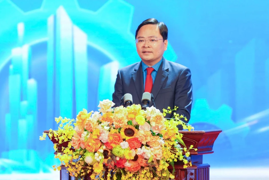 Tuyên dương Chủ tịch công đoàn cơ sở xuất sắc tiêu biểu trong đối thoại, thương lượng Tuyên dương Chủ tịch công đoàn cơ sở xuất sắc tiêu biểu trong đối thoại, thương lượng