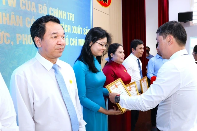 Tuyên dương gần 200 tập thể, cá nhân có thành tích xuất sắc trong việc học Bác Tuyên dương gần 200 tập thể, cá nhân có thành tích xuất sắc trong việc học Bác