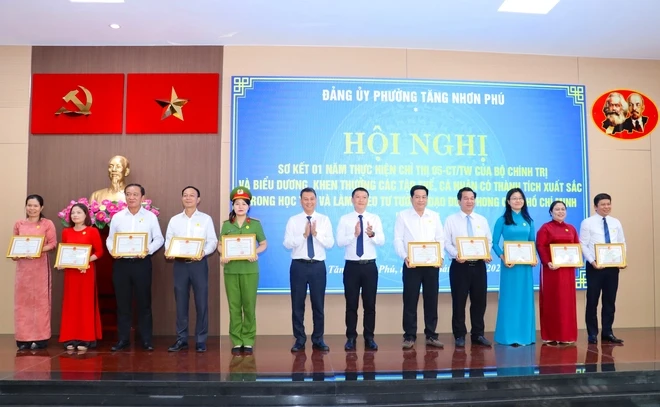 Tuyên dương gần 200 tập thể, cá nhân có thành tích xuất sắc trong việc học Bác Tuyên dương gần 200 tập thể, cá nhân có thành tích xuất sắc trong việc học Bác