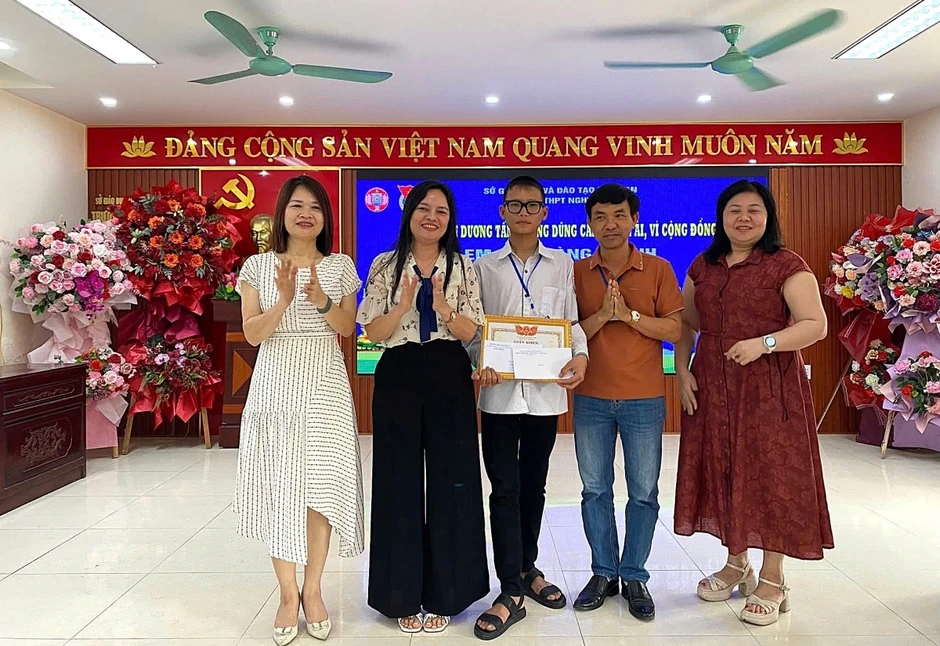 Tuyên dương nam sinh lớp 10 ở Nghệ An dũng cảm cứu 2 người gặp nạn trên biển Tuyên dương nam sinh lớp 10 ở Nghệ An dũng cảm cứu 2 người gặp nạn trên biển