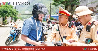 Tuyên Quang: CSGT phát tờ rơi song ngữ, hướng dẫn lái xe an toàn cho du khách nước ngoài