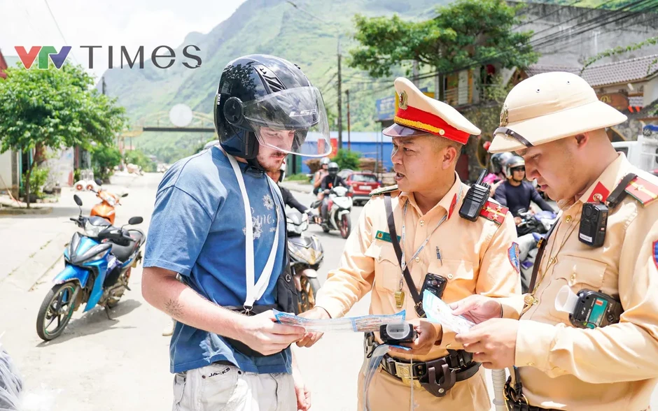 Tuyên Quang: CSGT phát tờ rơi song ngữ, hướng dẫn lái xe an toàn cho du khách nước ngoài Tuyên Quang: CSGT phát tờ rơi song ngữ, hướng dẫn lái xe an toàn cho du khách nước ngoài