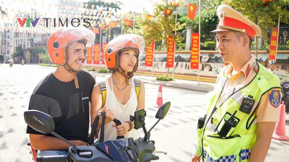 Tuyên Quang: CSGT phát tờ rơi song ngữ, hướng dẫn lái xe an toàn cho du khách nước ngoài Tuyên Quang: CSGT phát tờ rơi song ngữ, hướng dẫn lái xe an toàn cho du khách nước ngoài