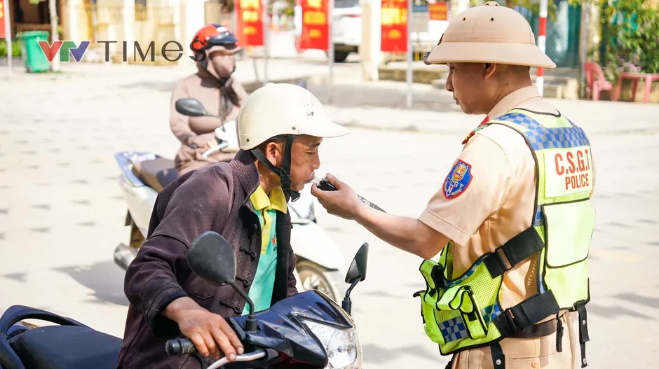 Tuyên Quang: CSGT phát tờ rơi song ngữ, hướng dẫn lái xe an toàn cho du khách nước ngoài Tuyên Quang: CSGT phát tờ rơi song ngữ, hướng dẫn lái xe an toàn cho du khách nước ngoài
